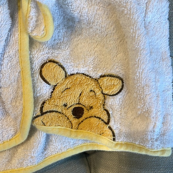 0-9 M Winnie the Pooh Terrycloth Bath Robe and Matching Booties - Picture 2 of 6